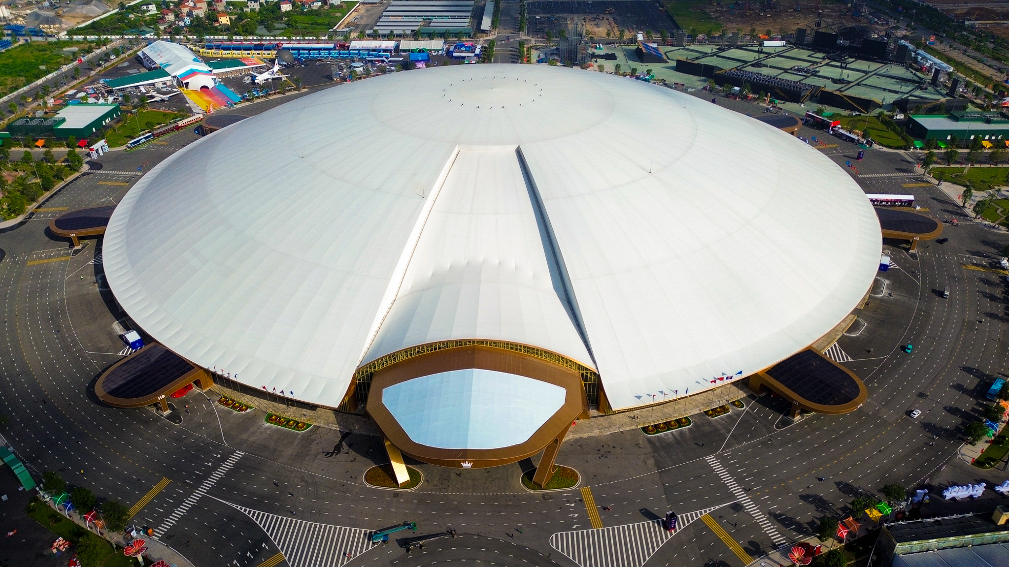 Sau 2 năm khởi công, dự án "hot" nhất của tỷ phú Phạm Nhật Vượng tại Hà Nội giá đã tăng gần gấp đôi, hạ tầng xung quanh đầy bất ngờ - Ảnh 2