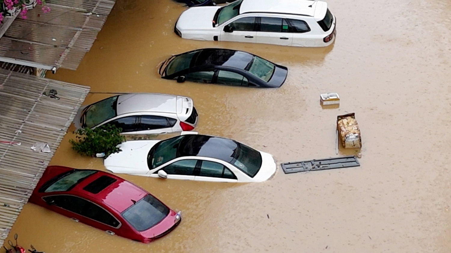 Choáng với hóa đơn 9 chữ số sửa chữa ô tô ngập nước, bằng 90% giá xe mới: Bảo hiểm có bồi thường? - Ảnh 7