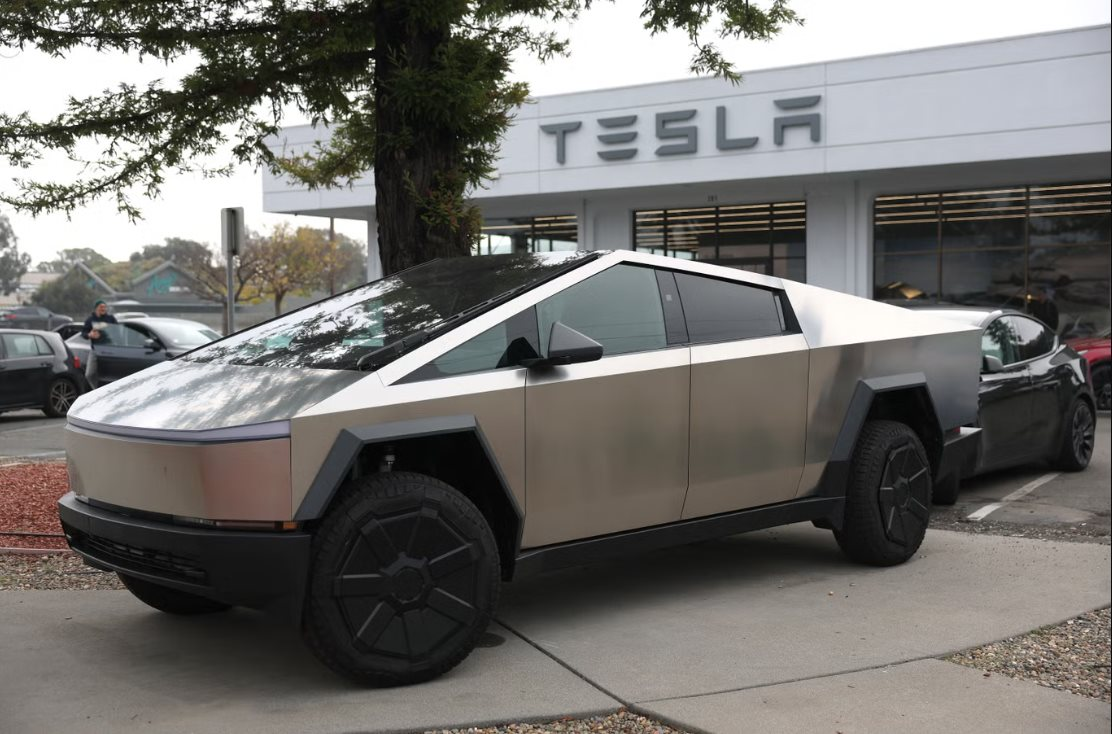 Tesla bị kiện trong vụ cháy xe điện khiến 1 cô gái thiệt mạng: Triết lý thiết kế tối giản để tăng tính thẩm mỹ của Elon Musk bị chỉ trích - Ảnh 3