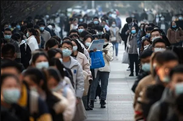 Thế hệ trẻ 'bèo dạt mây trôi' ở Trung Quốc: Tốt nghiệp ra trường đi bán hàng rong, thường xem bói, cầu khấn tâm linh để tìm việc - Ảnh 5