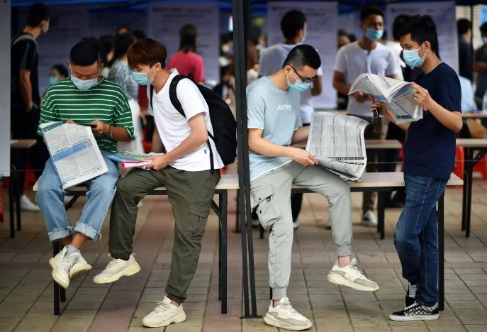 Thế hệ trẻ 'bèo dạt mây trôi' ở Trung Quốc: Tốt nghiệp ra trường đi bán hàng rong, thường xem bói, cầu khấn tâm linh để tìm việc - Ảnh 3