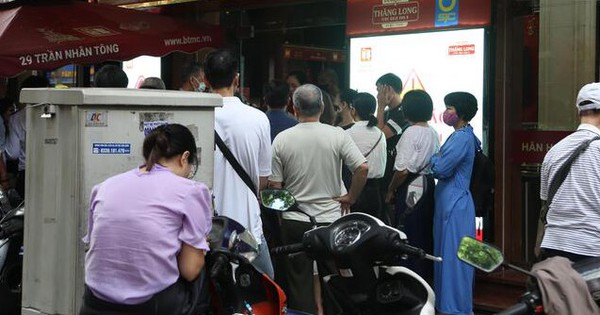 Xếp hàng từ sáng sớm chờ mua vàng giá 138 triệu đồng/lượng: Chuyên gia cảnh báo
