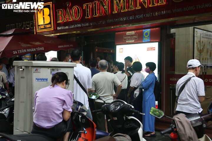 Xếp hàng từ sáng sớm chờ mua vàng giá 138 triệu đồng/lượng: Chuyên gia cảnh báo - Ảnh 3