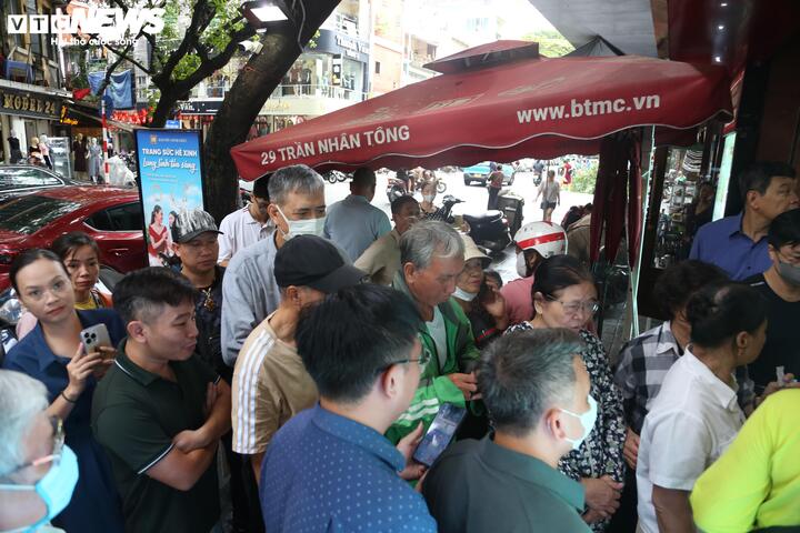 Xếp hàng từ sáng sớm chờ mua vàng giá 138 triệu đồng/lượng: Chuyên gia cảnh báo - Ảnh 2