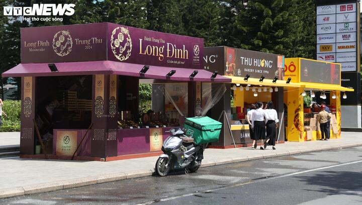 Sát Tết Trung Thu, quầy bánh treo biển đại hạ giá 100.000 đồng/3 chiếc - Ảnh 1