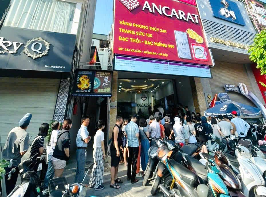 Giá bạc giảm mạnh, người dân "vét" cháy hàng - Ảnh 3