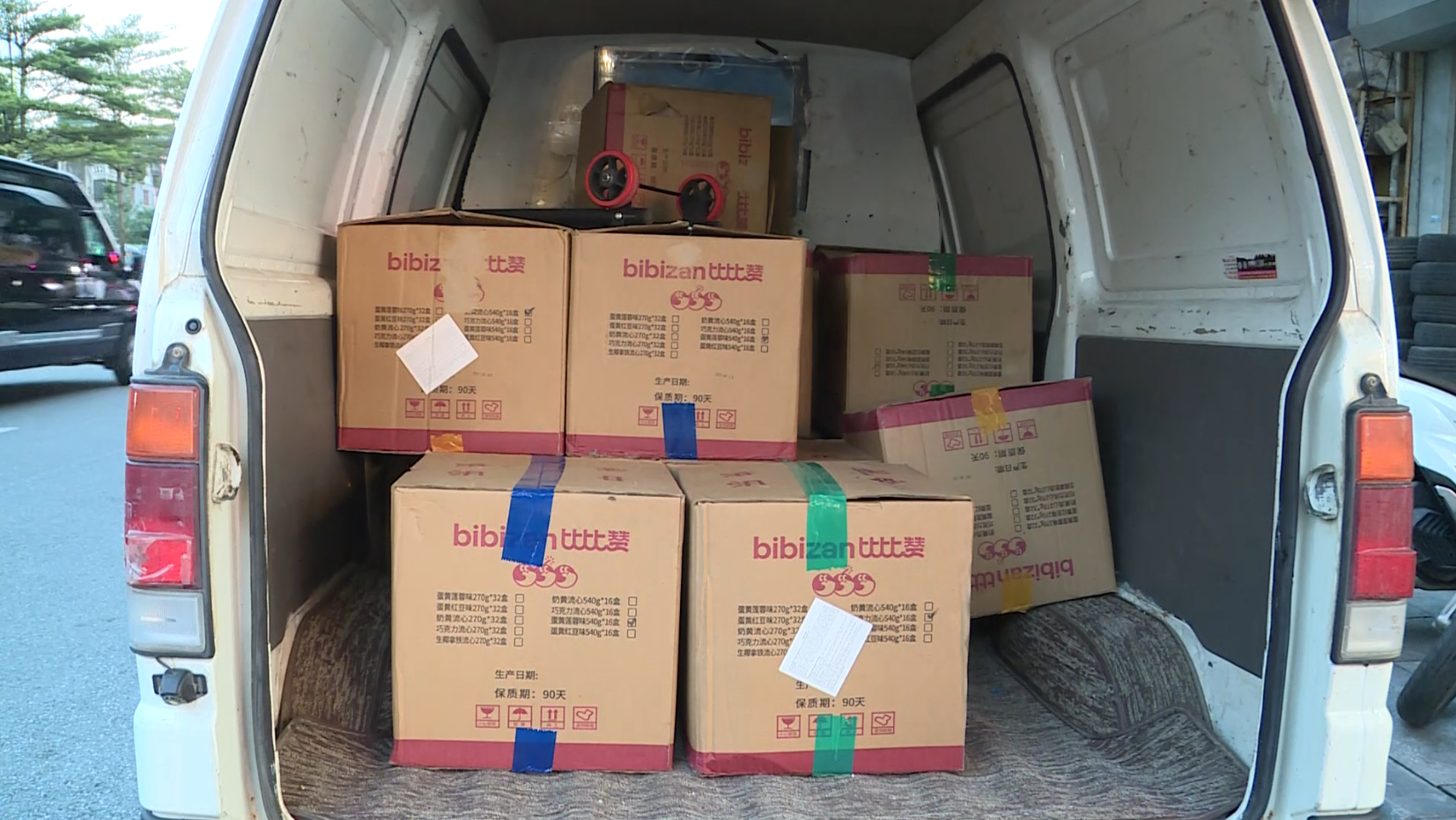 Gần 4.000 bánh Trung thu ngoại nhập “không giấy tờ” bị bắt ngay giữa phố Hà Nội: Ông chủ SN 1980 khai sự thật bất ngờ - Ảnh 3