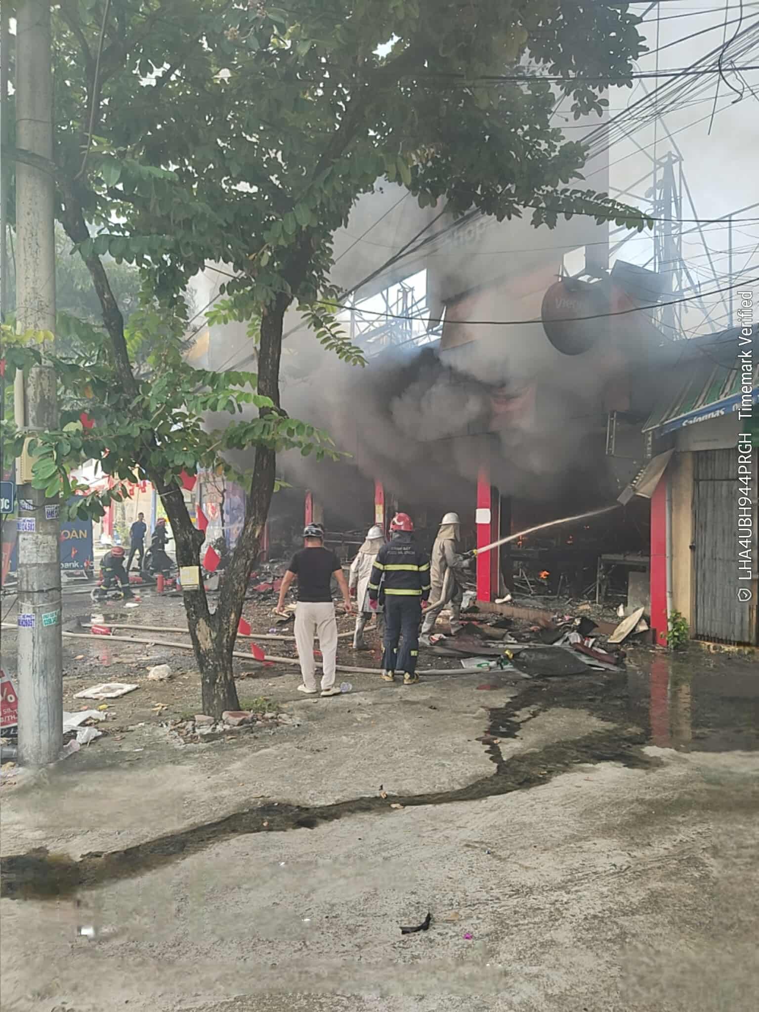 Hà Nội: Cháy lớn tại 1 siêu thị điện máy - Ảnh 2