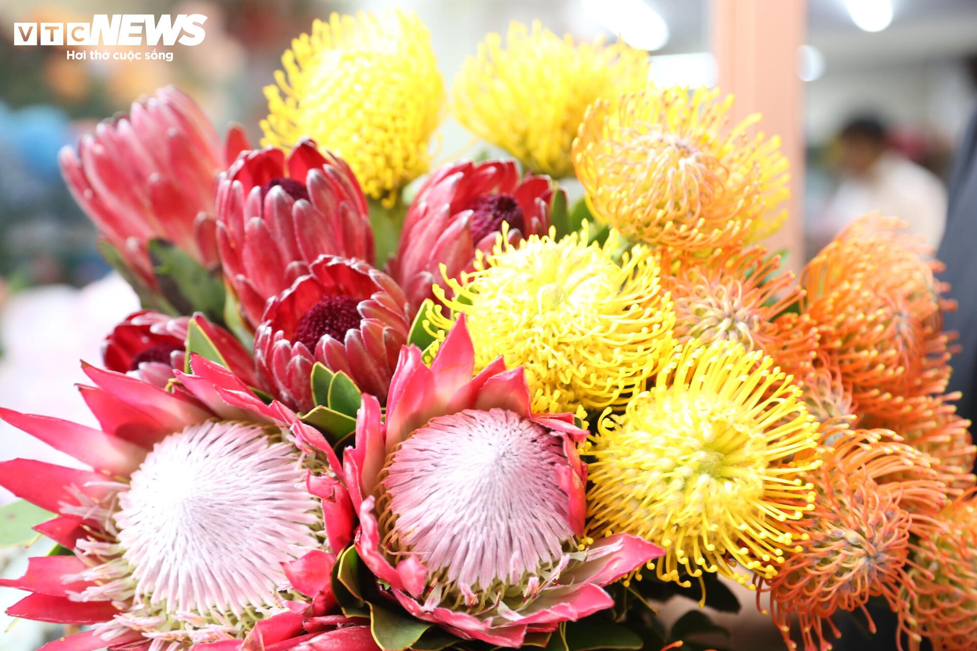 Hoa 'nhà giàu' mỗi bông giá 1 triệu đồng vẫn đắt khách dịp 20/10 - Ảnh 3