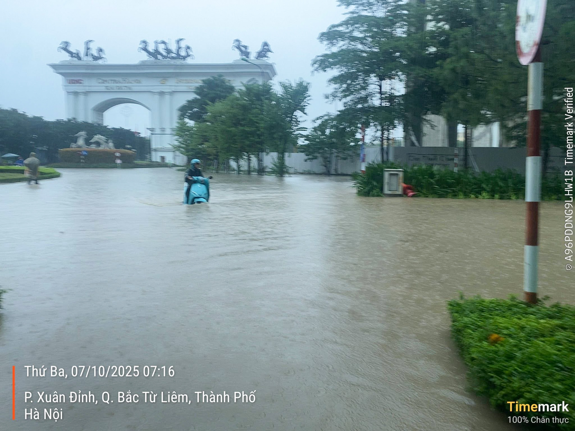 Thay bạn xem nhà ngày mưa: Keangnam hóa “vịnh”, Ciputra thành “cảng nước sâu”, The Summit 216 chìm trong biển nước - Ảnh 3