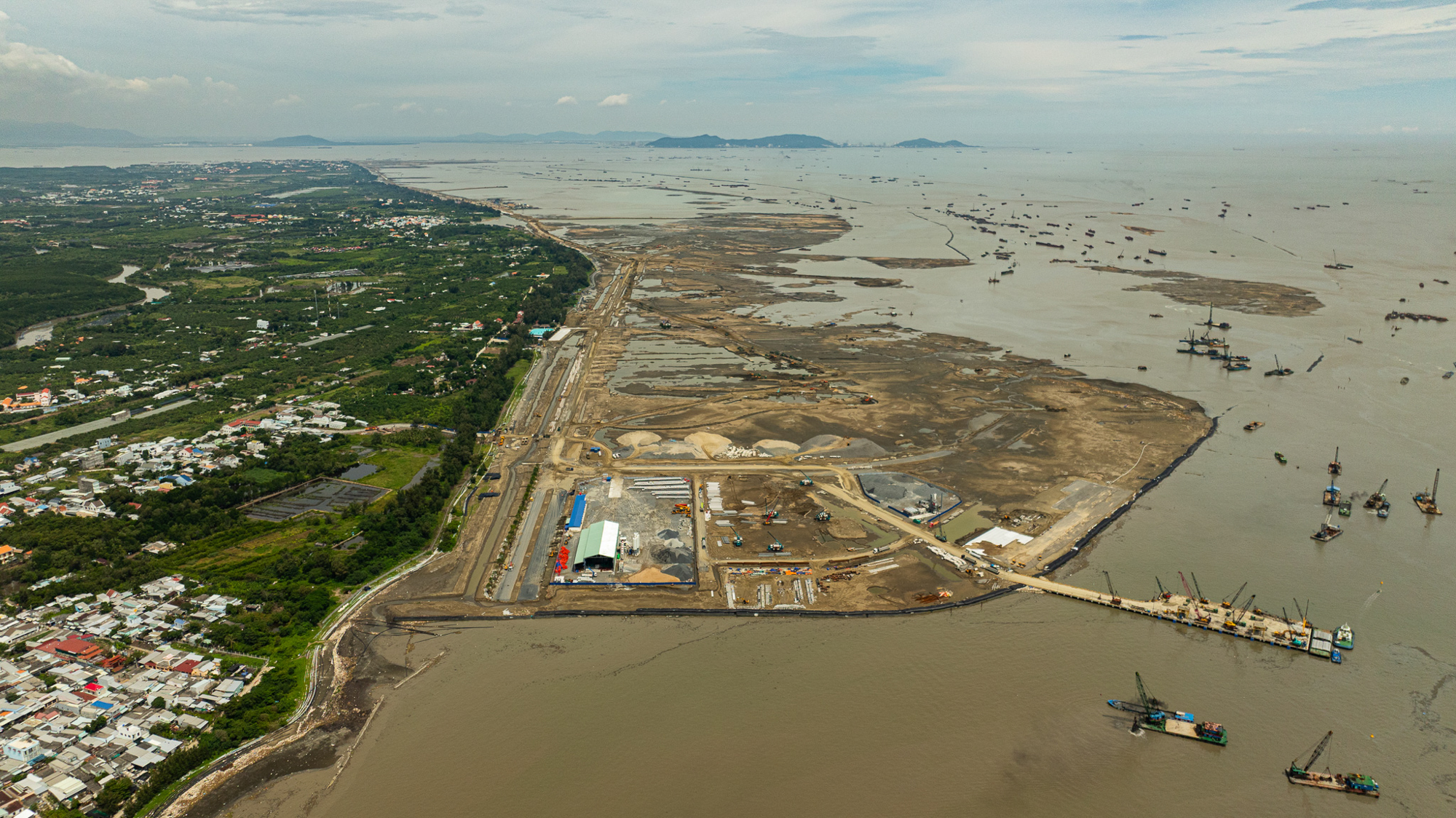 Ngắm cảnh hàng trăm sà lan hoạt động suốt ngày đêm ở đại dự án lấn biển lớn nhất Việt Nam của Vinhomes - Ảnh 6