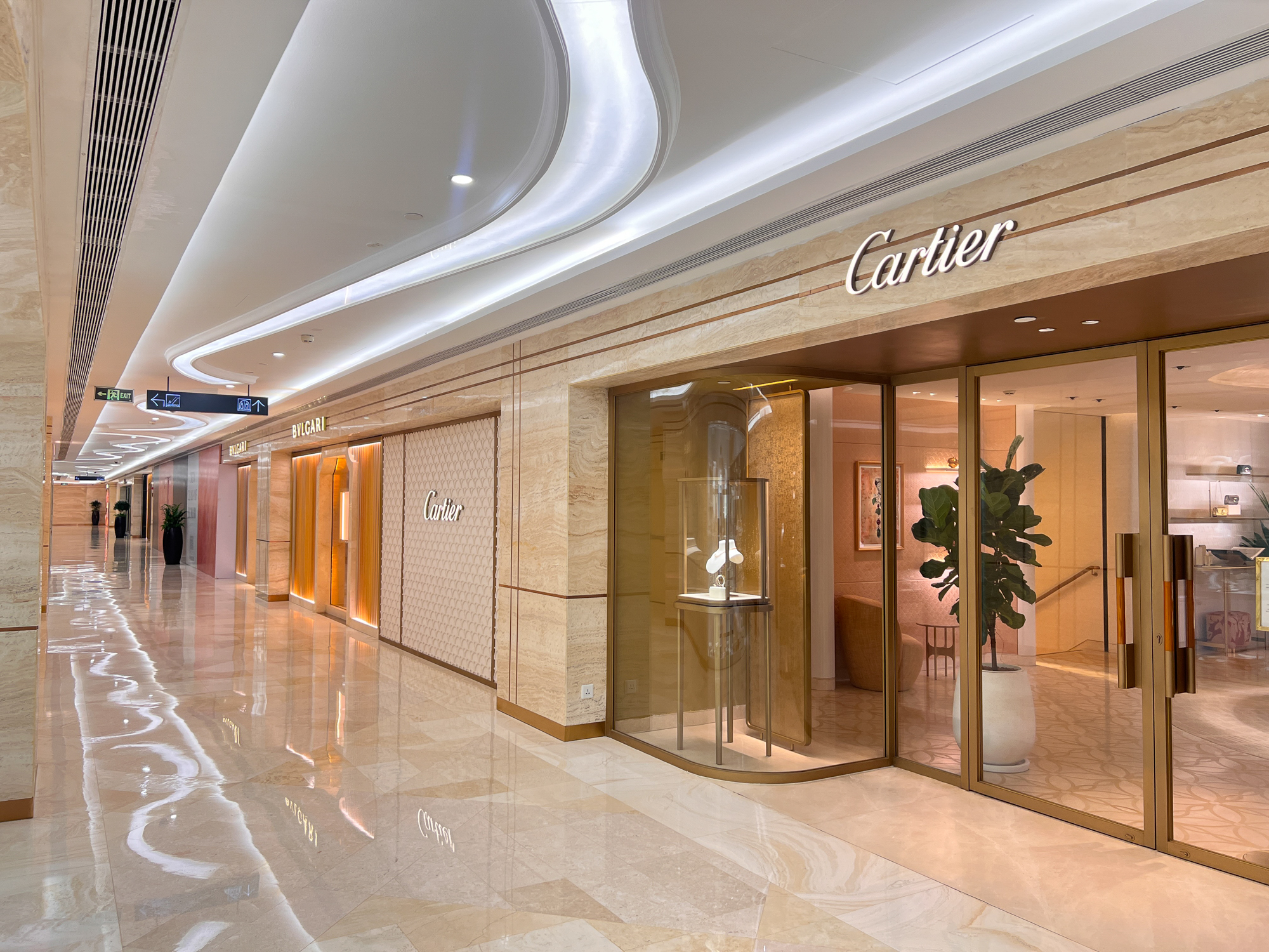 Ngắm tòa nhà đầu tiên kết nối với ga metro: Nơi Hermès, Dior, Bvlgari hội tụ, từng 'nằm trong tay' tỷ phú Phạm Nhật Vượng - Ảnh 4