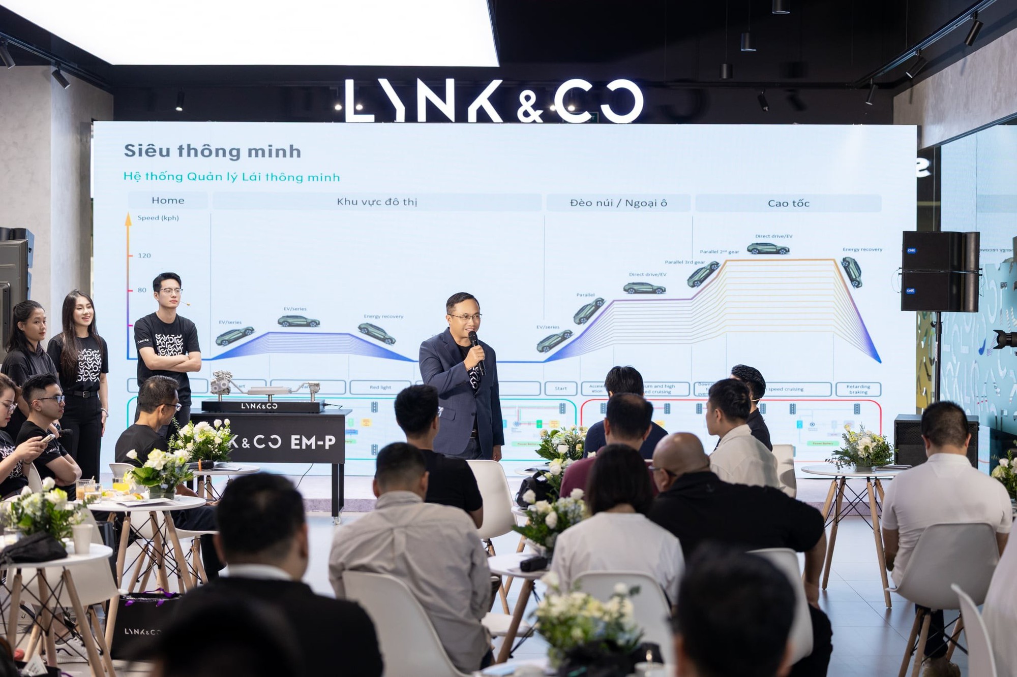 Lynk & Co 08 sắp ra mắt và câu hỏi: Món mới đủ vị khác biệt trong “bữa tiệc” PHEV tại Việt Nam? - Ảnh 3