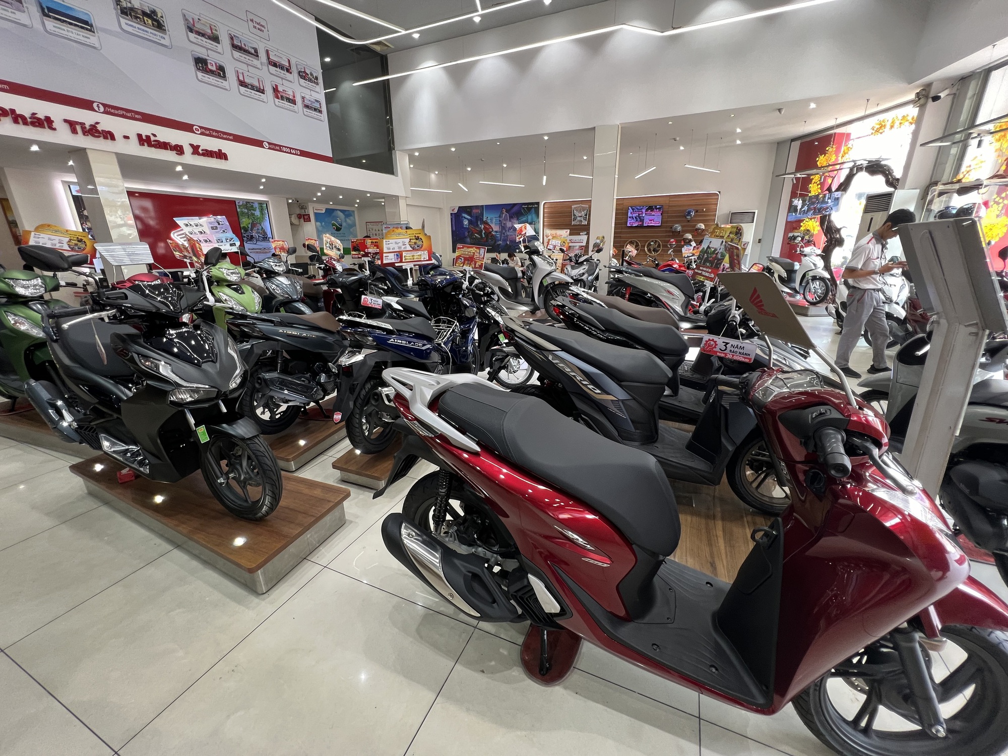 Qua thời hoàng kim, đại lý xe máy chật vật rao bán từng chiếc - Ảnh 1