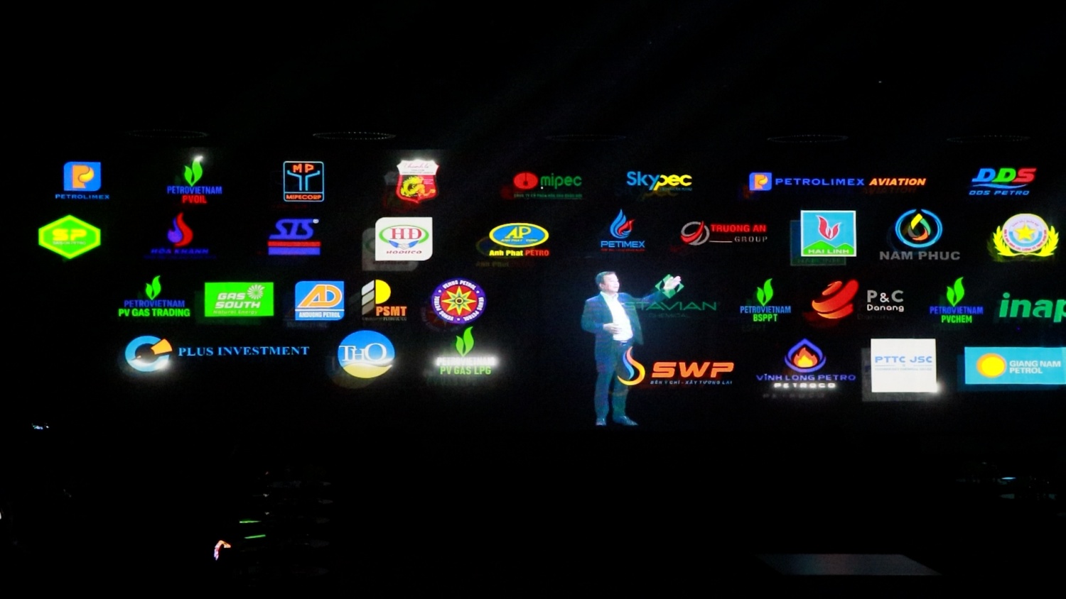 Chưa từng có: CEO bản AI 3D của 'đại gia' lọc hoá dầu 83.000 tỷ Việt Nam xuất hiện, trực tiếp gặp khách hàng - Ảnh 1