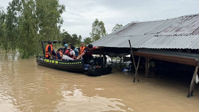 Vừa quần thảo Việt Nam, bão Bualoi tiếp tục tàn phá quốc gia này: Mưa lớn từ đêm tới sáng, nhà cửa ngập tới nóc, trường học phải đóng cửa - Ảnh 2
