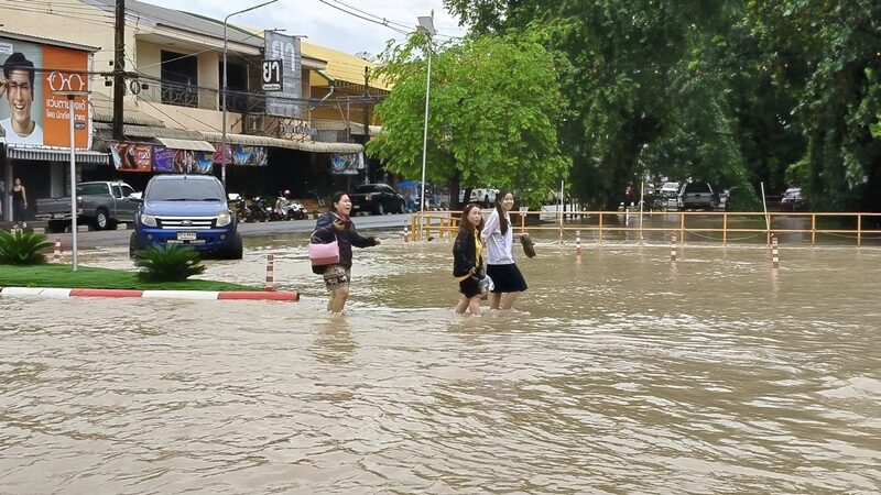 Vừa quần thảo Việt Nam, bão Bualoi tiếp tục tàn phá quốc gia này: Mưa lớn từ đêm tới sáng, nhà cửa ngập tới nóc, trường học phải đóng cửa - Ảnh 3