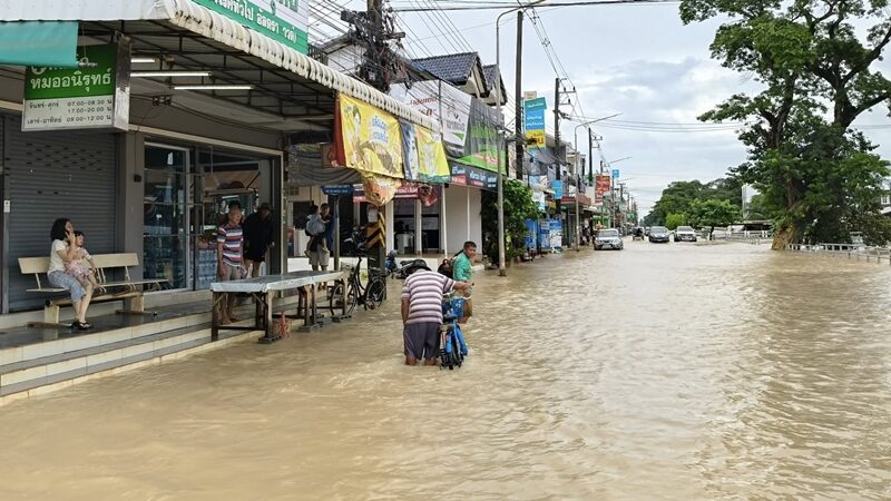 Vừa quần thảo Việt Nam, bão Bualoi tiếp tục tàn phá quốc gia này: Mưa lớn từ đêm tới sáng, nhà cửa ngập tới nóc, trường học phải đóng cửa - Ảnh 4