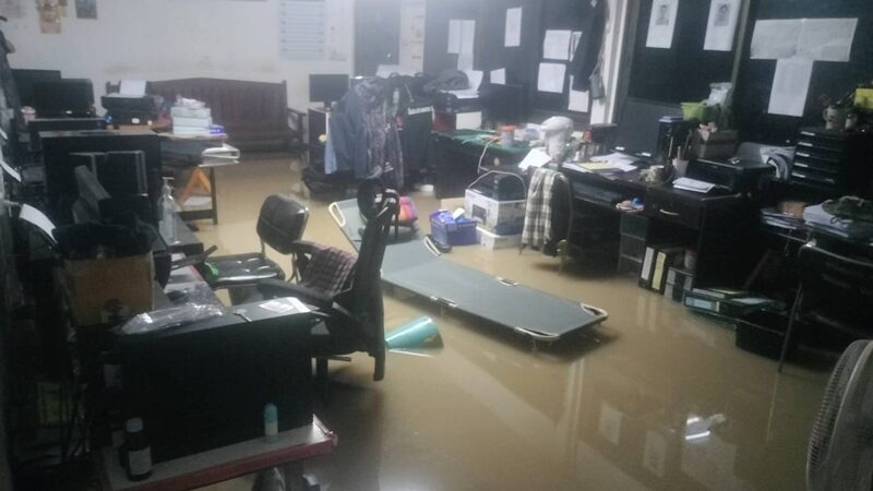 Vừa quần thảo Việt Nam, bão Bualoi tiếp tục tàn phá quốc gia này: Mưa lớn từ đêm tới sáng, nhà cửa ngập tới nóc, trường học phải đóng cửa - Ảnh 5