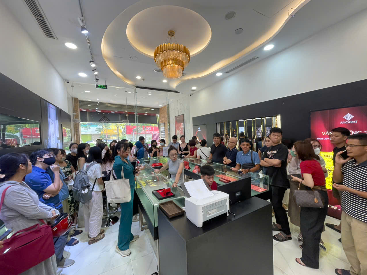 Giá bạc leo thang, người dân nườm nượp xếp hàng từ 6 giờ sáng - Ảnh 6