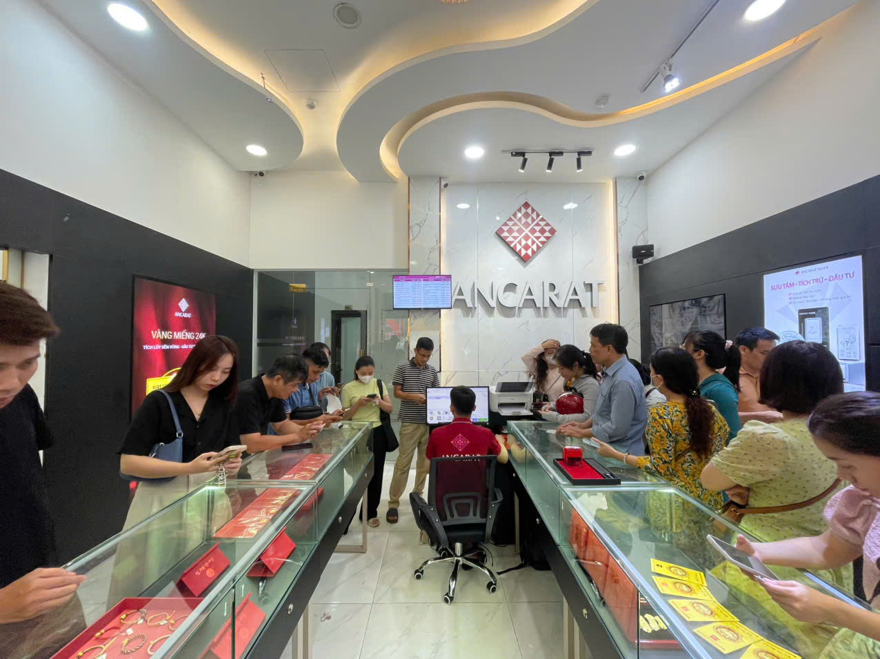 Giá bạc leo thang, người dân nườm nượp xếp hàng từ 6 giờ sáng - Ảnh 2