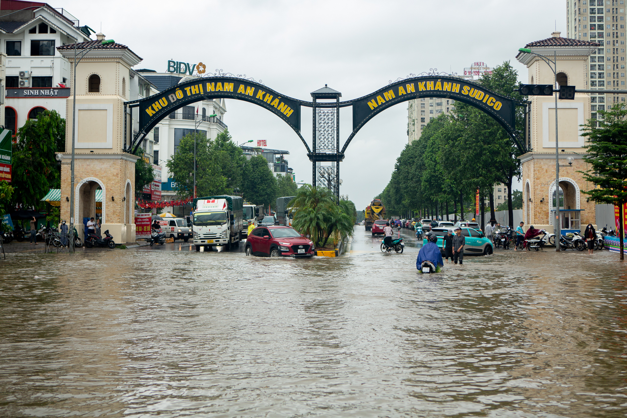 Thay bạn xem nhà ngày mưa bão: Geleximco hoá làng chài, Vinhomes Smart City vẫn thông thoáng - Ảnh 6