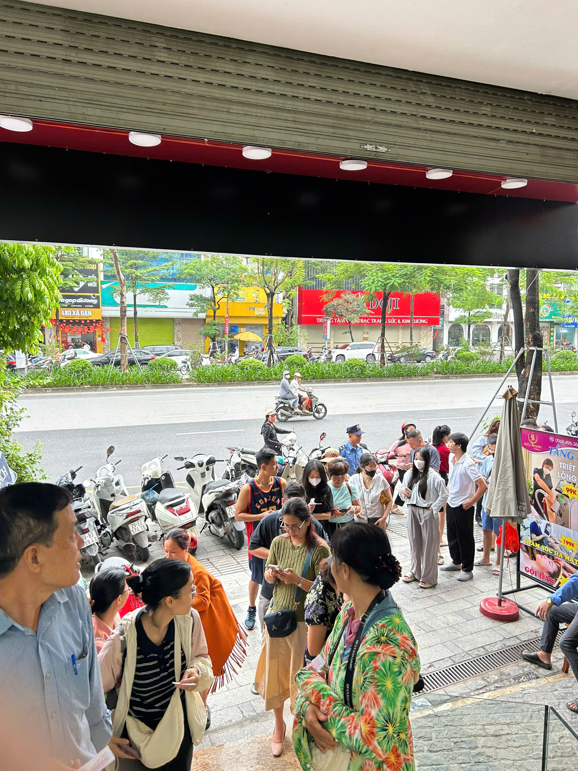 Bạc tăng lên đỉnh mọi thời đại, người Hà Nội xếp hàng mua từ sáng sớm - Ảnh 4