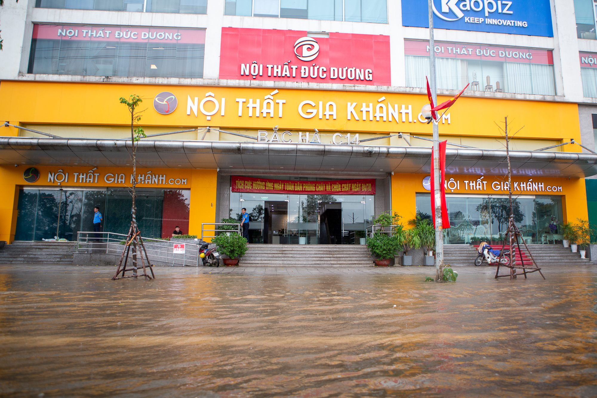 Thay bạn xem nhà ngày mưa: Keangnam hóa “vịnh”, Ciputra thành “cảng nước sâu”, The Summit 216 chìm trong biển nước - Ảnh 4