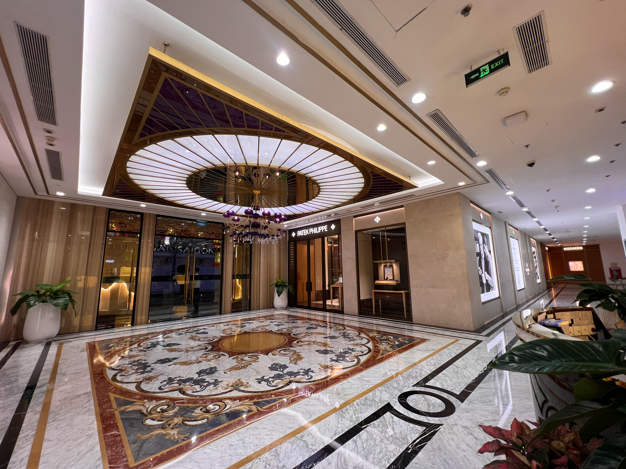 Ngắm tòa nhà đầu tiên kết nối với ga metro: Nơi Hermès, Dior, Bvlgari hội tụ, từng 'nằm trong tay' tỷ phú Phạm Nhật Vượng - Ảnh 5