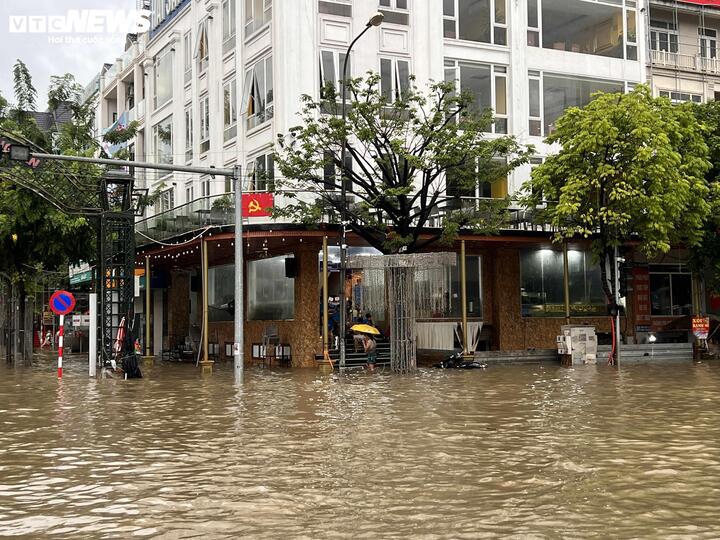 Giữa mùa mưa bão, môi giới đua nhau quảng cáo bán nhà 'không ngập lụt' - Ảnh 2