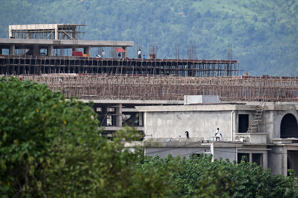Vạch trần “thành phố lừa đảo” ở Myanmar: Starlink phủ kín mái nhà, 100.000 người làm việc như nô lệ vẫn bị giam giữ - Ảnh 4