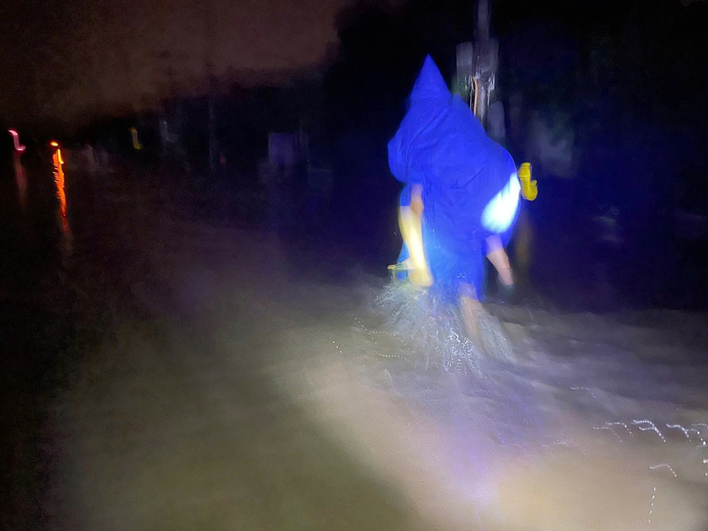 Nước lũ nhấn chìm hơn 66.800 nhà dân ở Đà Nẵng, mưa lớn chưa có dấu hiệu giảm - Ảnh 2