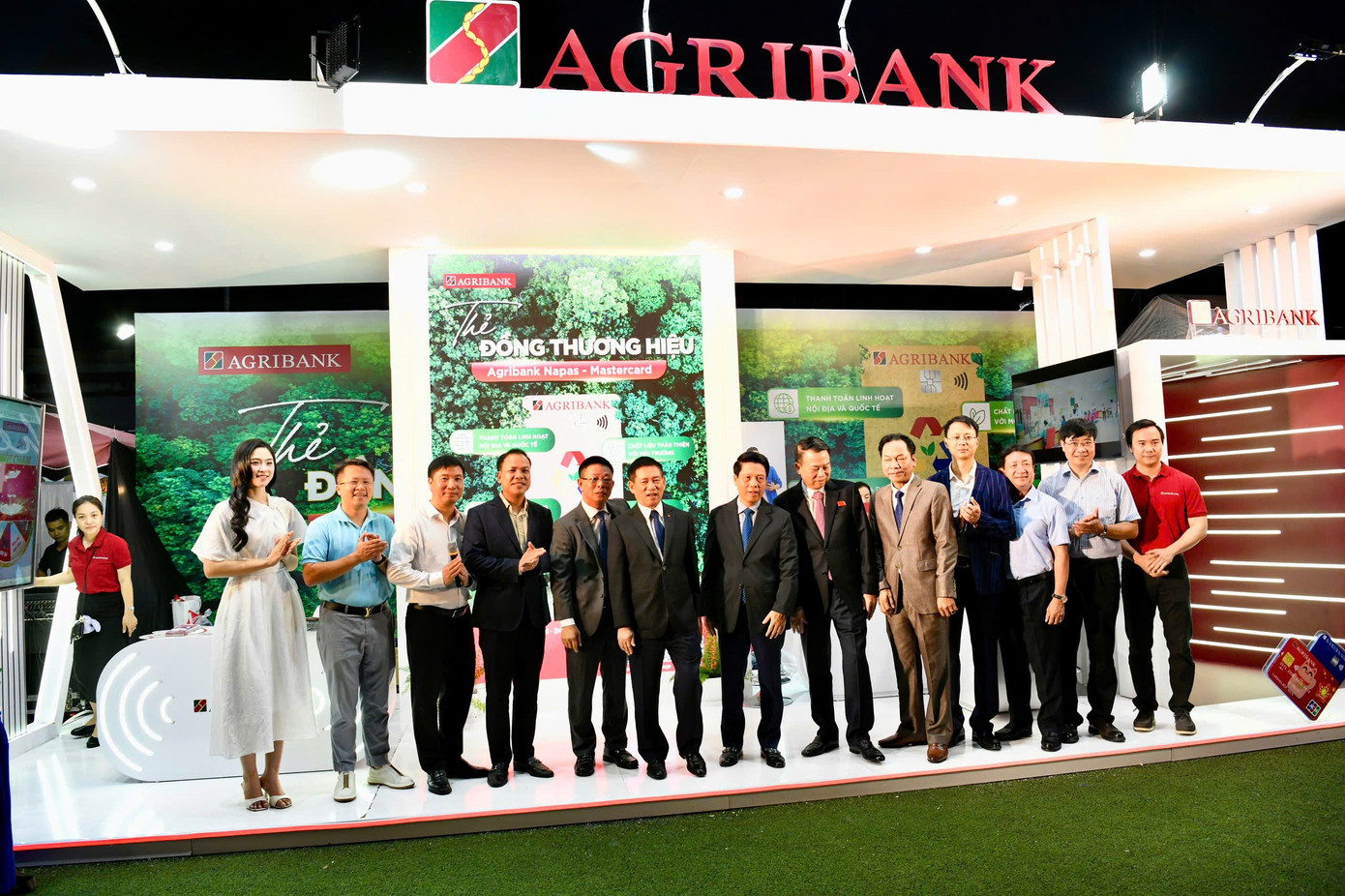 Phó Thủ tướng và các đại biểu tham quan nhiều gian hàng tại Ngày thẻ Việt Nam - Ảnh 10