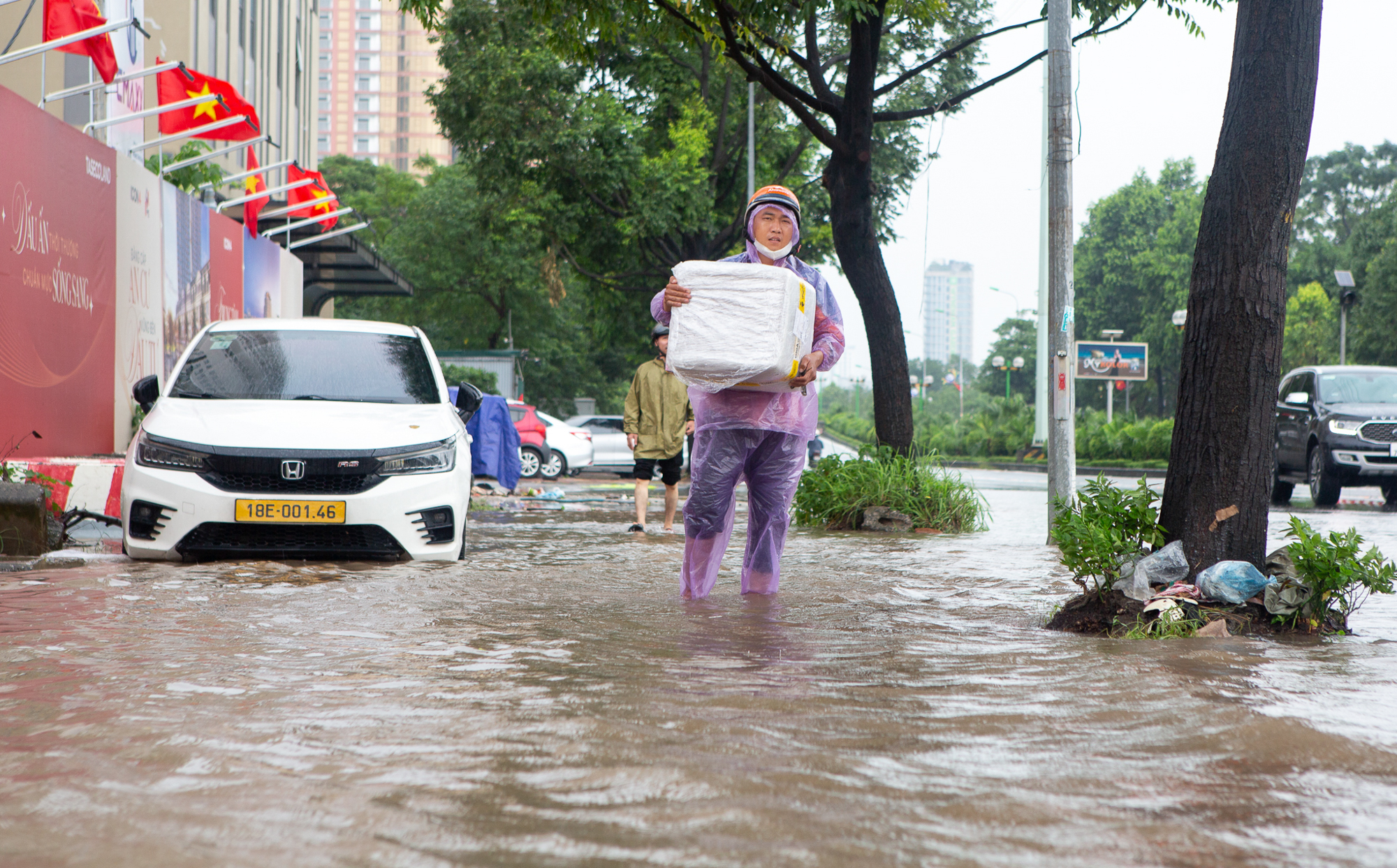 Thay bạn xem nhà ngày mưa: Keangnam hóa “vịnh”, Ciputra thành “cảng nước sâu”, The Summit 216 chìm trong biển nước - Ảnh 5