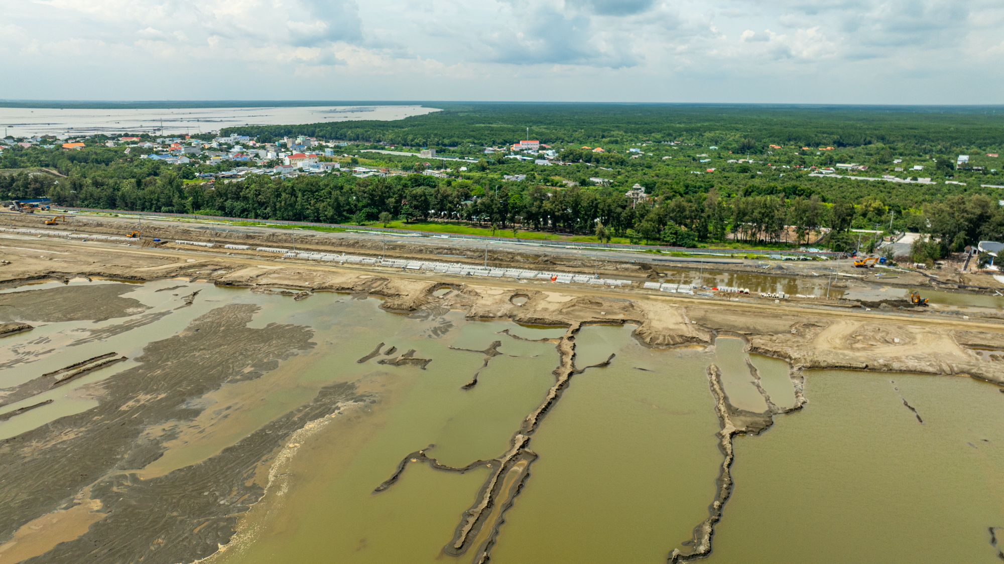 Thay bạn đi xem công trường đại lộ rộng 120 m, dài 8 km ở siêu dự án lấn biển lớn nhất Việt Nam của Vinhomes - Ảnh 5
