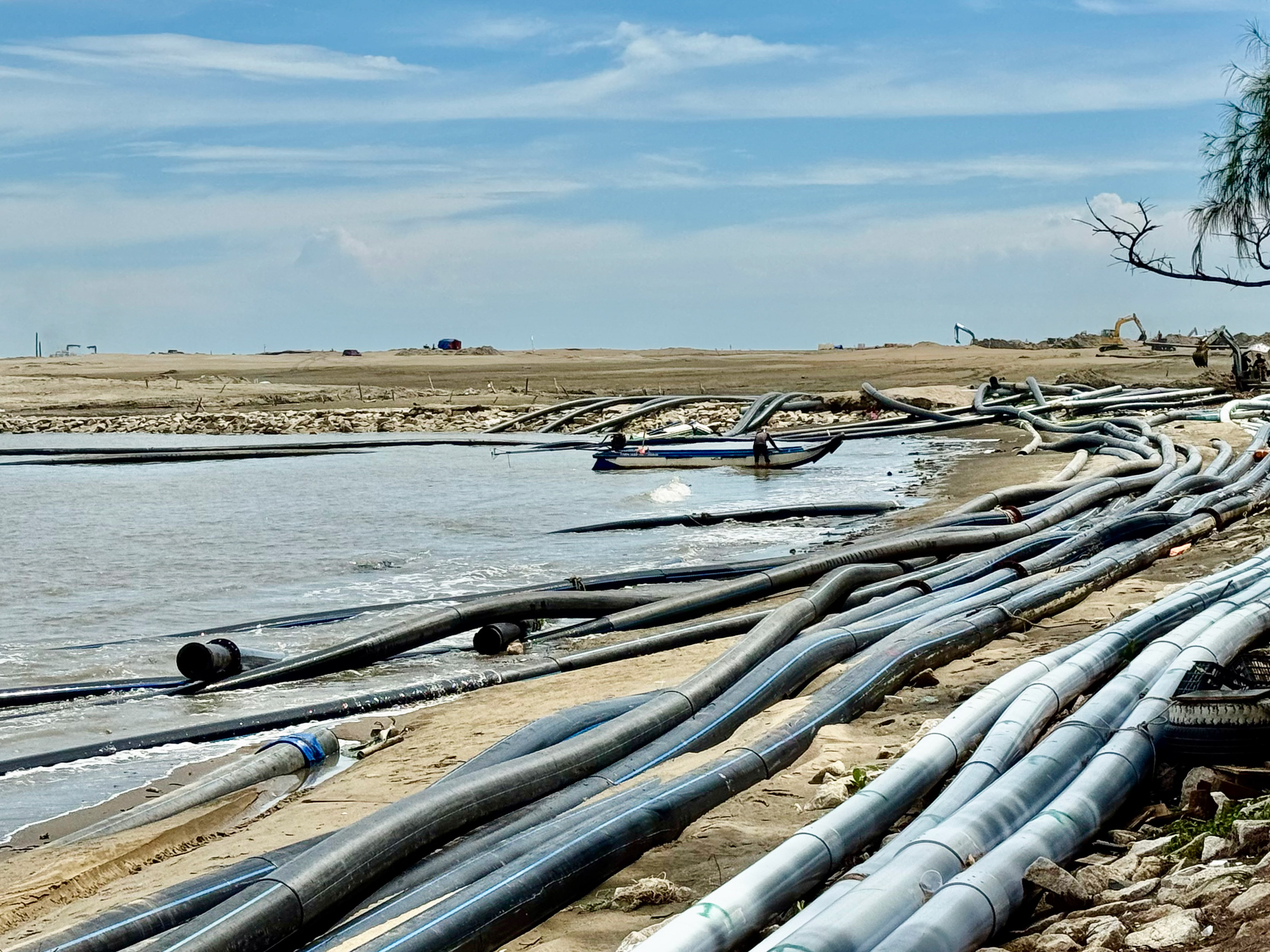 Ngắm cảnh hàng trăm sà lan hoạt động suốt ngày đêm ở đại dự án lấn biển lớn nhất Việt Nam của Vinhomes - Ảnh 8