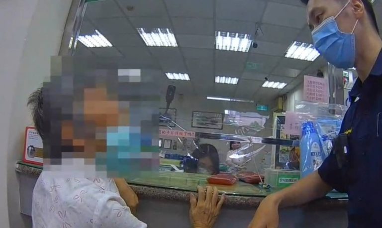 Bà cụ 70 tuổi bị lừa đảo, nghe theo lời thao túng không tưởng của tội phạm, cuối cùng lại lãi lớn gần 2 tỷ - Ảnh 1