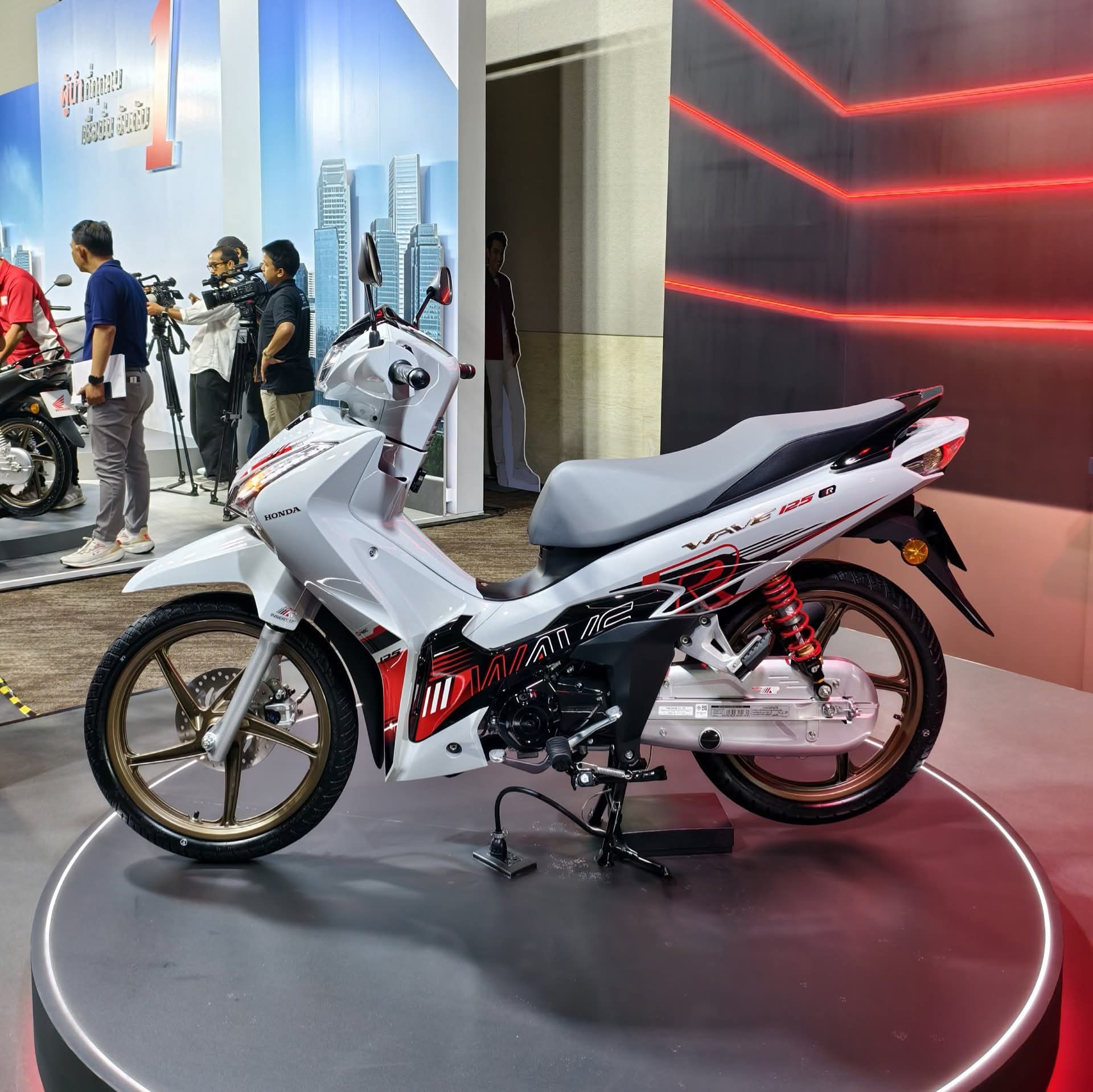 Honda Wave 125 bản mới cực đẹp bất ngờ về đại lý Việt: Xịn hơn Future, siêu tiết kiệm xăng 1,46L/100km - Ảnh 13