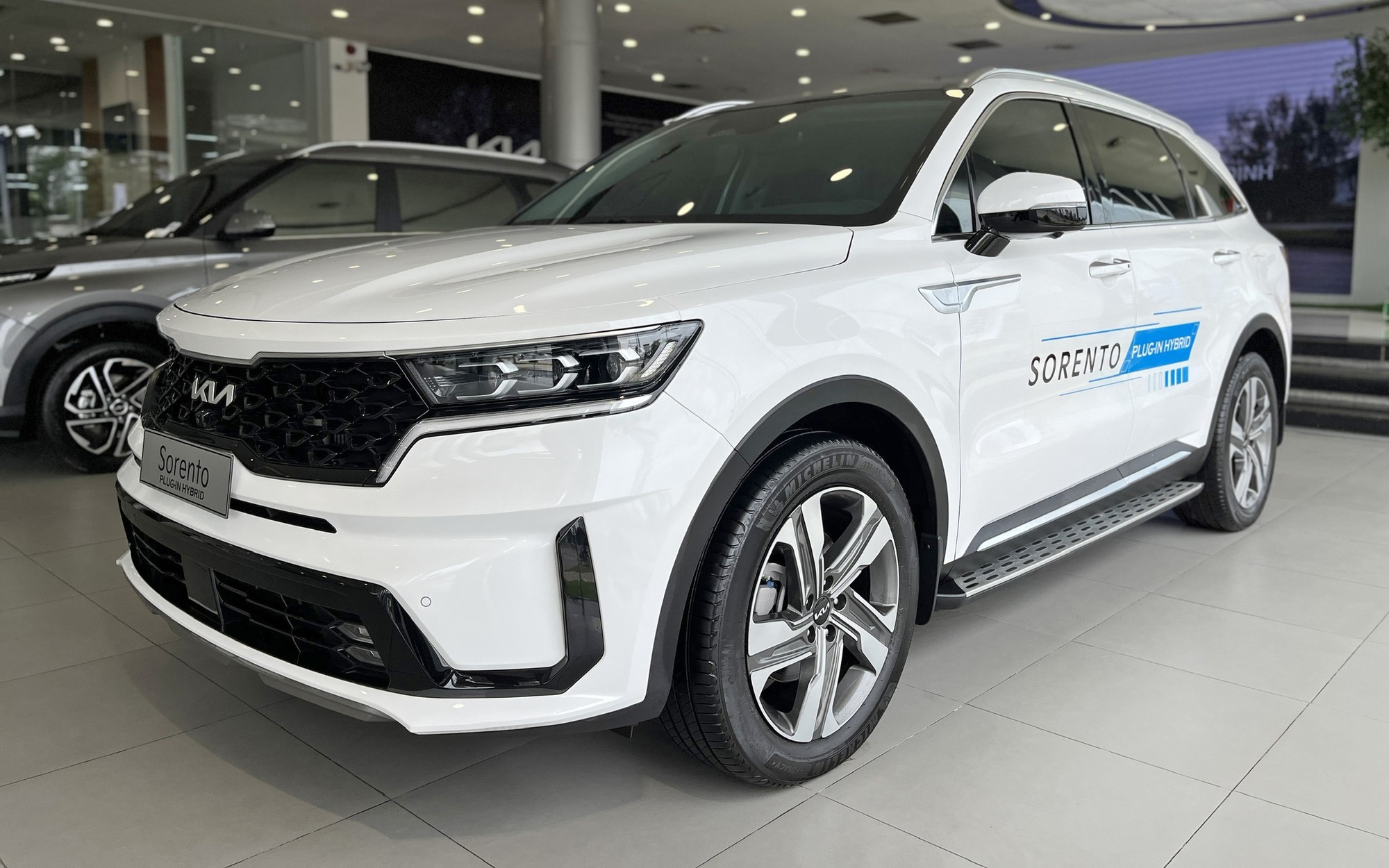 Kia Sorento PHEV giảm 150 triệu đồng tại đại lý: Giá thực tế rẻ hơn ban đầu 410 triệu đồng nhưng người mua phải đánh đổi 2 điều - Ảnh 1