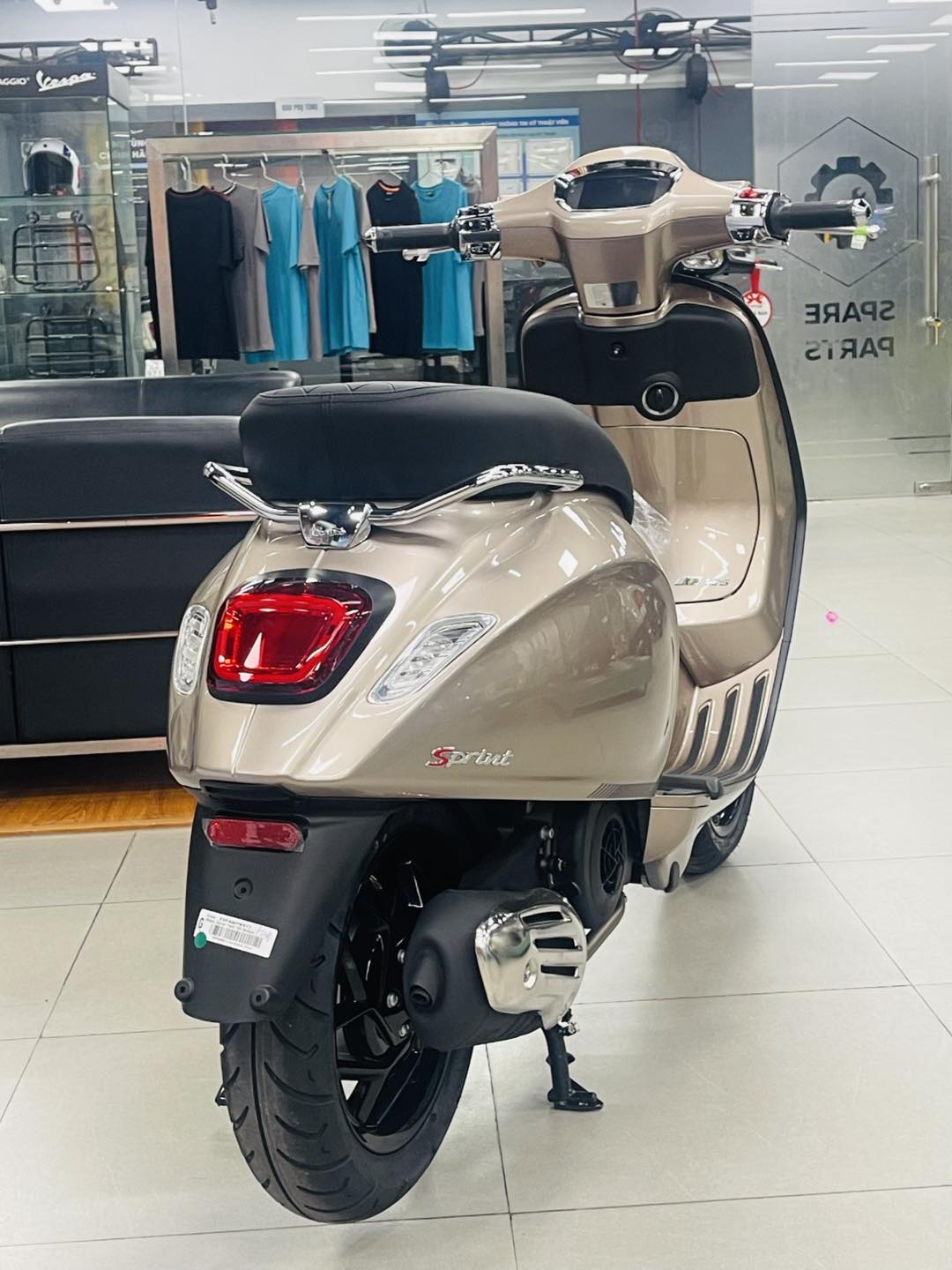 Vừa về đại lý lô xe tay ga Ý màu độc lạ giá ưu đãi, ngập công nghệ: Chìa thông minh mở cốp từ xa như ô tô - Ảnh 5