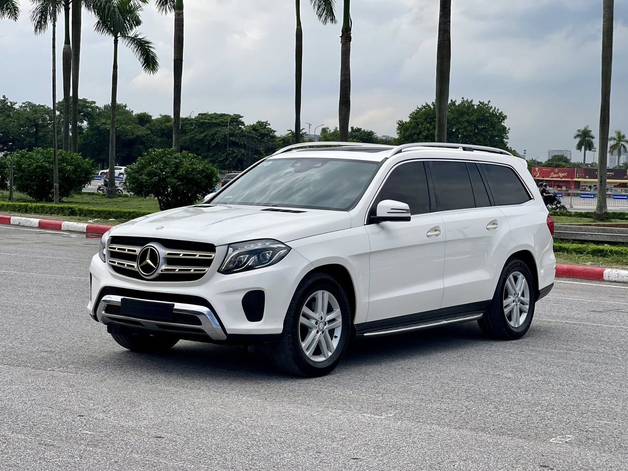 Có 1,5 tỷ, thay vì Everest có thể mua Mercedes-Benz GLS 350d: Được xe Đức sang chảnh nhưng đổi lại đã hết 'nguyên tem' tới 8 năm - Ảnh 1