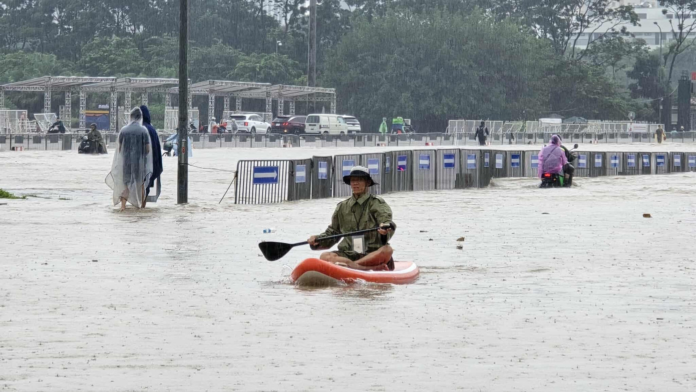 CẬP NHẬT: 54 điểm ngập sâu ở Hà Nội, người dân di chuyển bằng thuyền ở Mỹ Đình - Ảnh 7