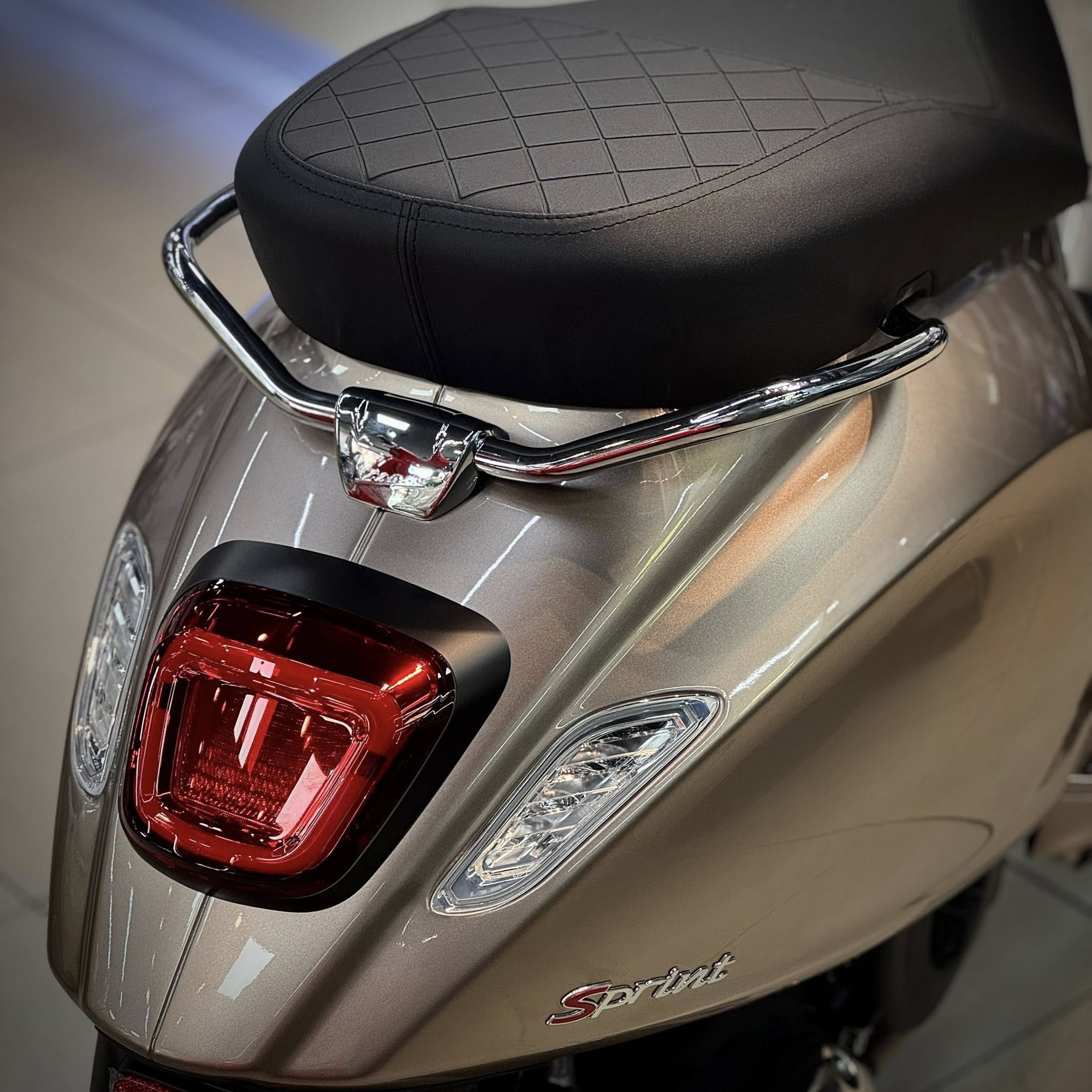 Vừa về đại lý lô xe tay ga Ý màu độc lạ giá ưu đãi, ngập công nghệ: Chìa thông minh mở cốp từ xa như ô tô - Ảnh 4