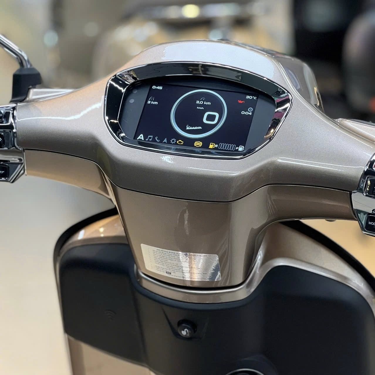 Vừa về đại lý lô xe tay ga Ý màu độc lạ giá ưu đãi, ngập công nghệ: Chìa thông minh mở cốp từ xa như ô tô - Ảnh 2