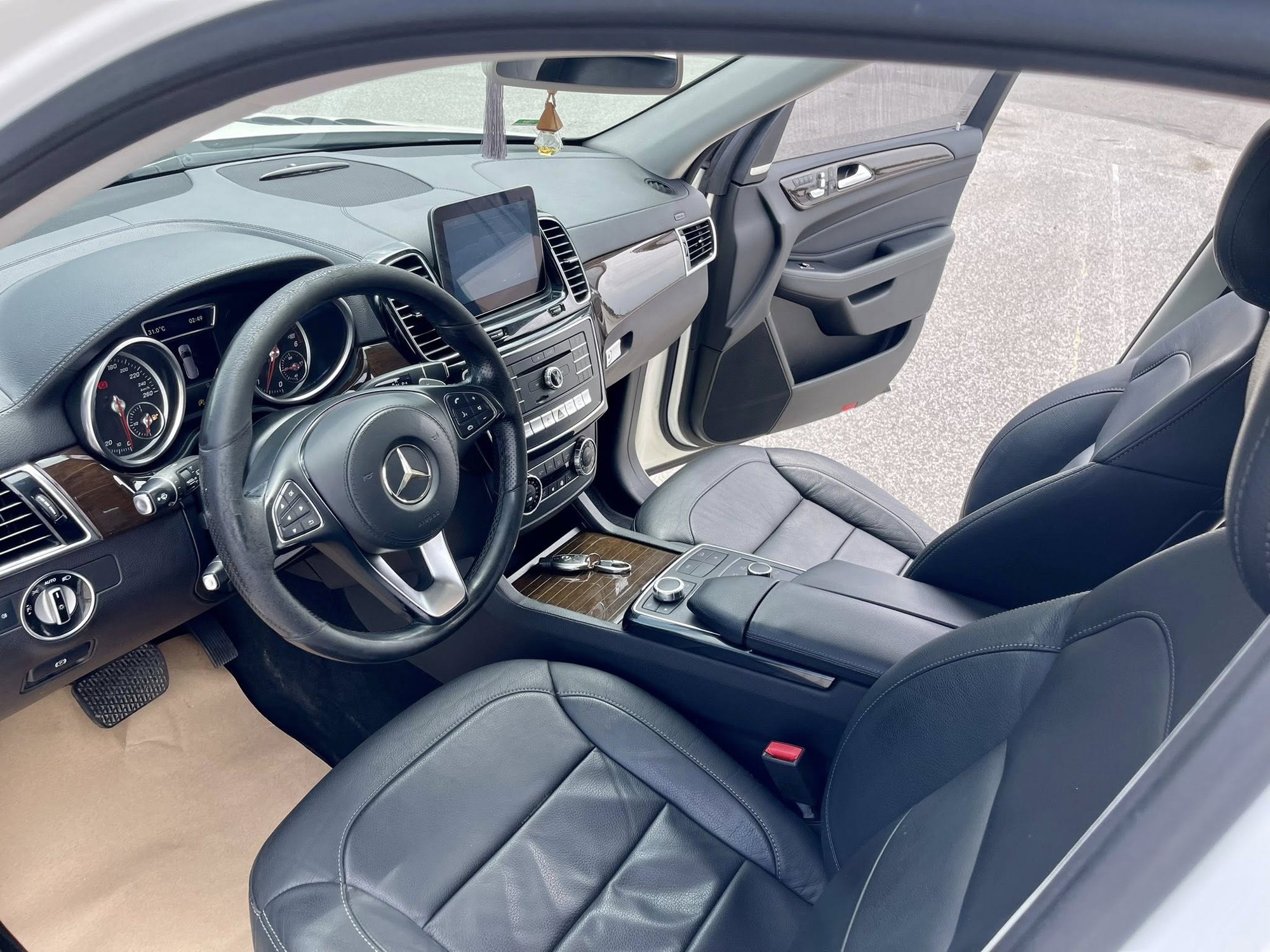 Có 1,5 tỷ, thay vì Everest có thể mua Mercedes-Benz GLS 350d: Được xe Đức sang chảnh nhưng đổi lại đã hết 'nguyên tem' tới 8 năm - Ảnh 5