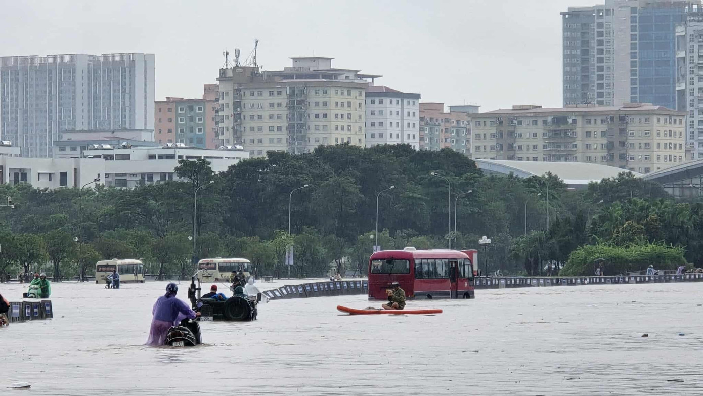 CẬP NHẬT: 54 điểm ngập sâu ở Hà Nội, người dân di chuyển bằng thuyền ở Mỹ Đình - Ảnh 8