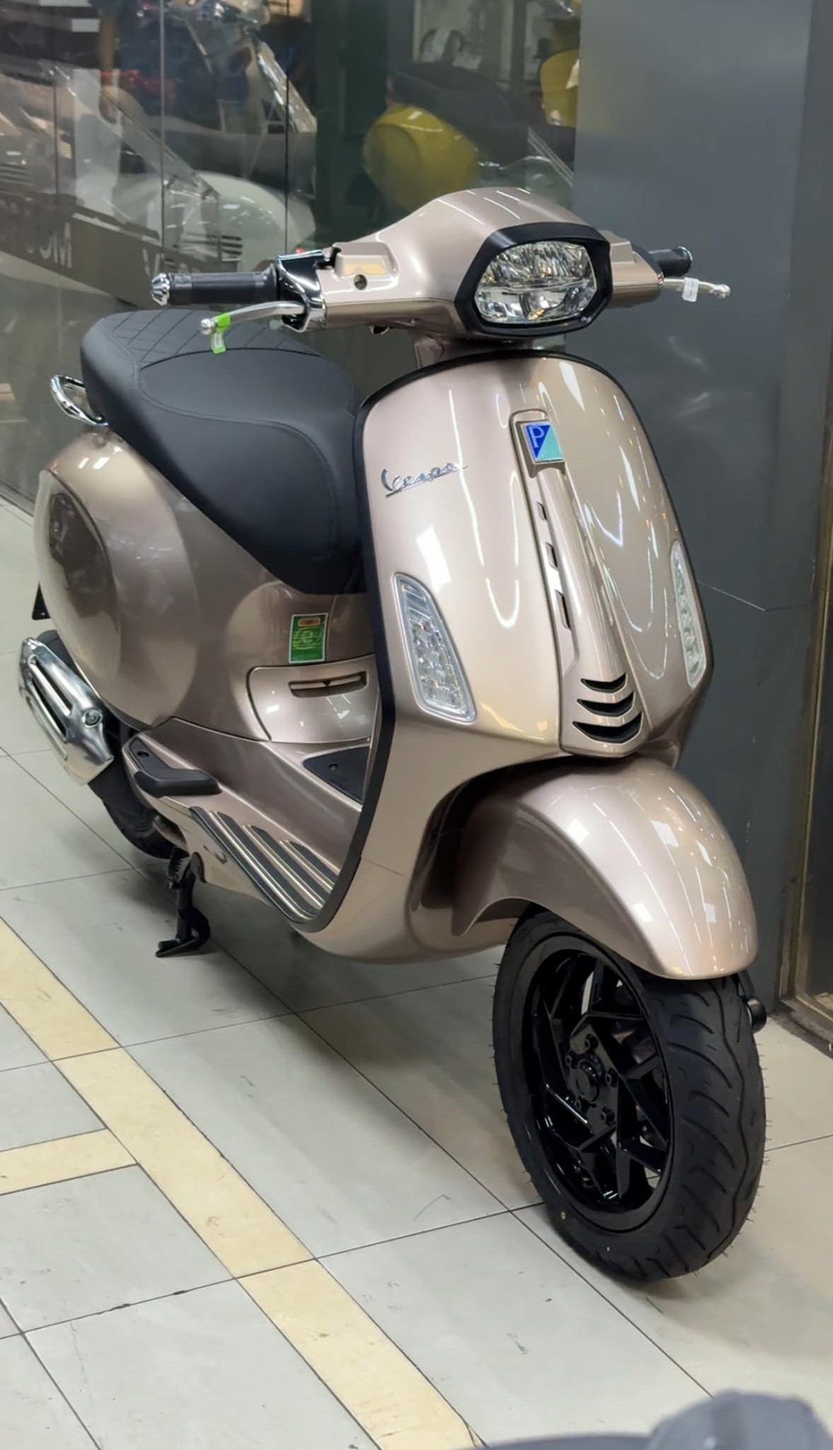 Vừa về đại lý lô xe tay ga Ý màu độc lạ giá ưu đãi, ngập công nghệ: Chìa thông minh mở cốp từ xa như ô tô - Ảnh 1