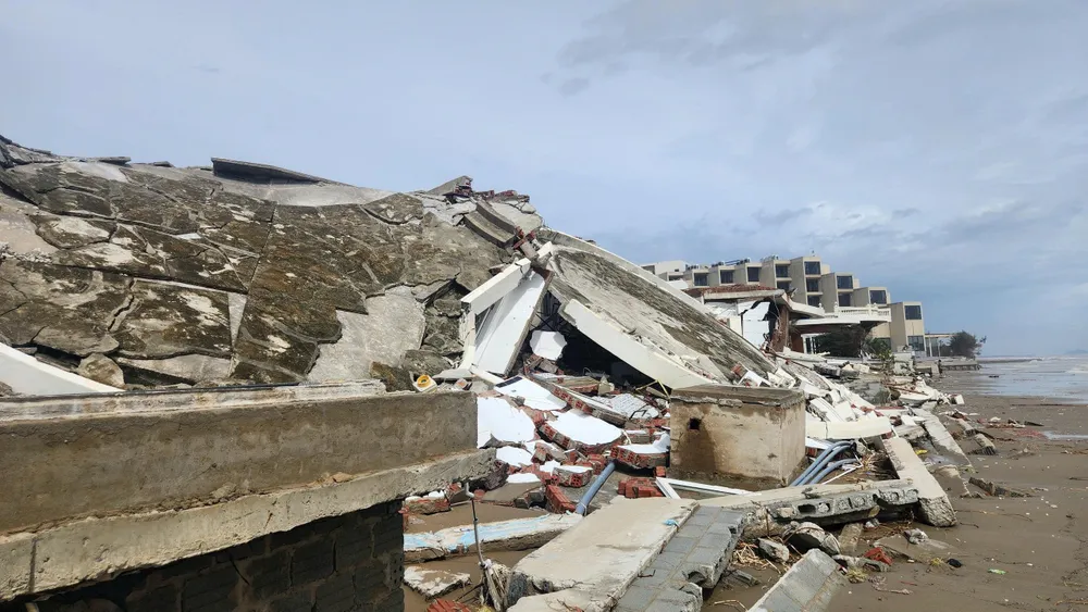 Sở Xây dựng Hà Tĩnh nói gì về vụ nhiều căn villa sát biển đổ sập sau bão số 10? - Ảnh 13
