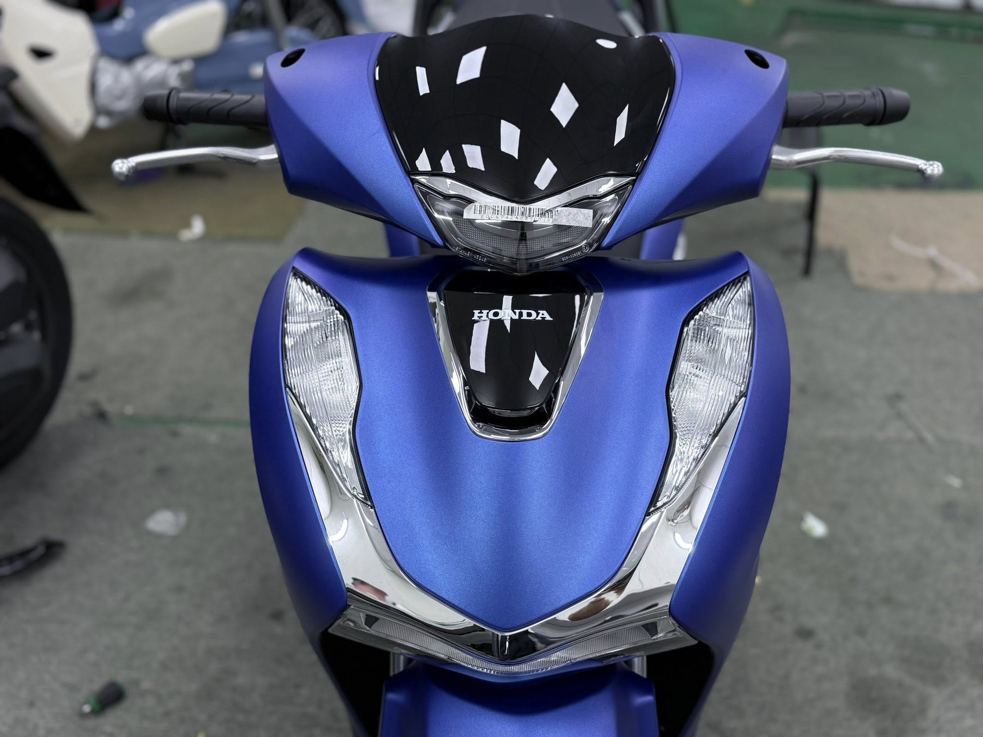 Xe tay ga Honda nhiều người mê vừa về màu mới cực đẹp, đi gần 45km hết 1 lít xăng, phanh ABS trước-sau - Ảnh 3