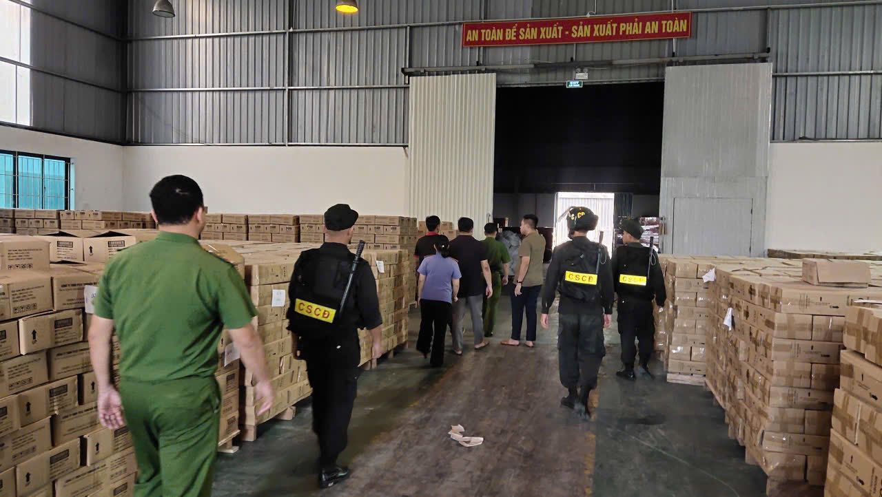 Hình ảnh Công an khám xét kho chứa bình chữa cháy giả của công ty TNHH PCCC Tomoken - Ảnh 2